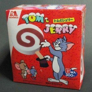 お菓子の懐かしいパッケージを貼るトピ