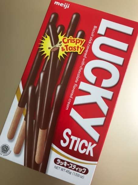 お菓子の懐かしいパッケージを貼るトピ