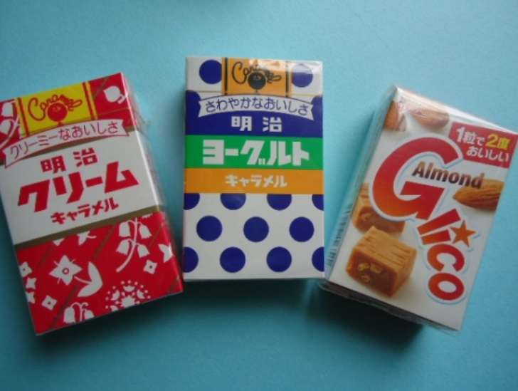 お菓子の懐かしいパッケージを貼るトピ