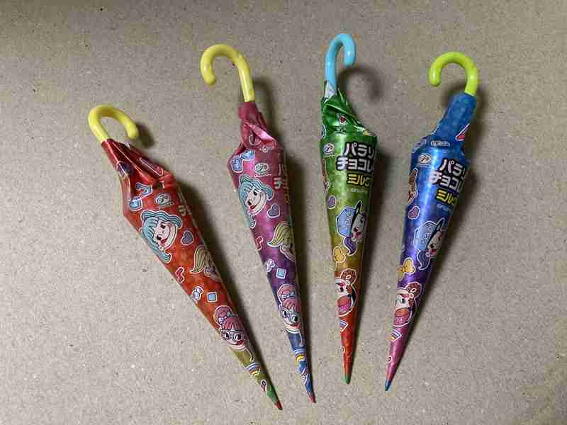 お菓子の懐かしいパッケージを貼るトピ