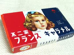 お菓子の懐かしいパッケージを貼るトピ