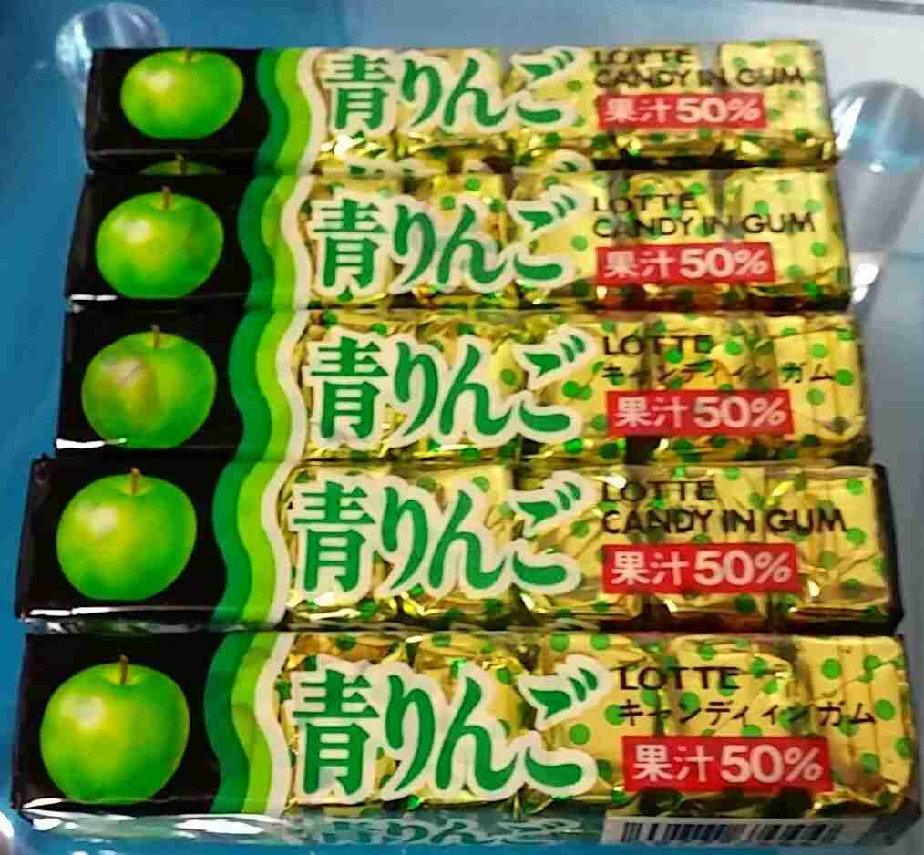 お菓子の懐かしいパッケージを貼るトピ