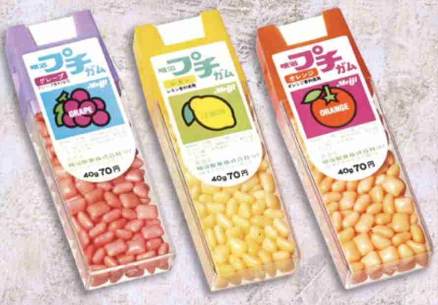 お菓子の懐かしいパッケージを貼るトピ