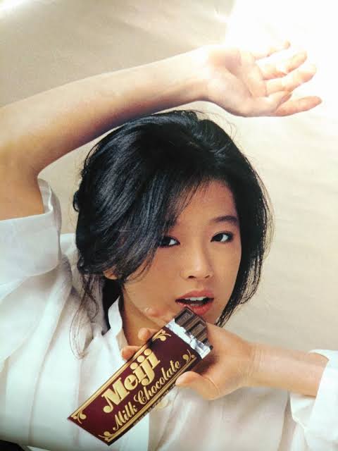 お菓子の懐かしいパッケージを貼るトピ