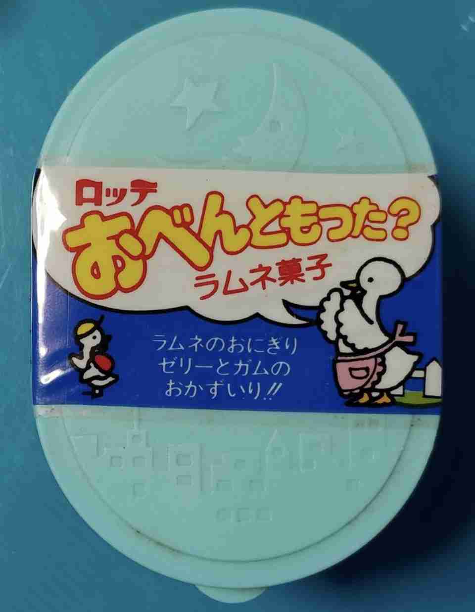 お菓子の懐かしいパッケージを貼るトピ