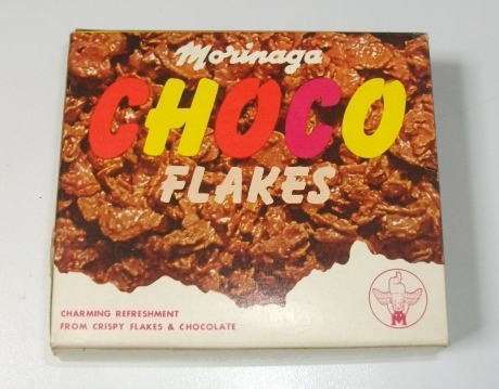 お菓子の懐かしいパッケージを貼るトピ