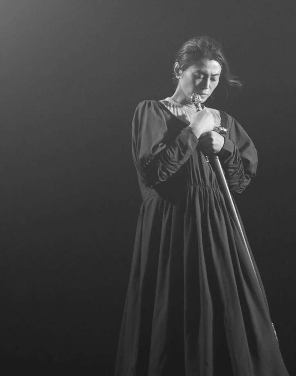氷川きよし、ロングドレスで剣を構える美ショット「私がやらなきゃ誰がやるの!」