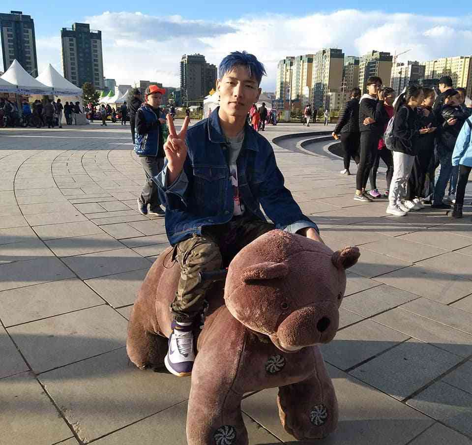 東洋のイケメンと西洋のイケメンを交互に貼っていくトピ
