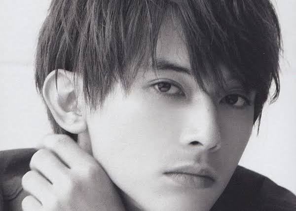 東洋のイケメンと西洋のイケメンを交互に貼っていくトピ