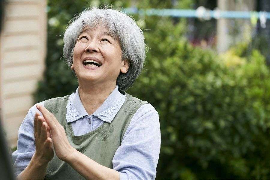 辺見マリ、白髪染めやめグレイヘアに「もういいや、心と体を解放しよう」