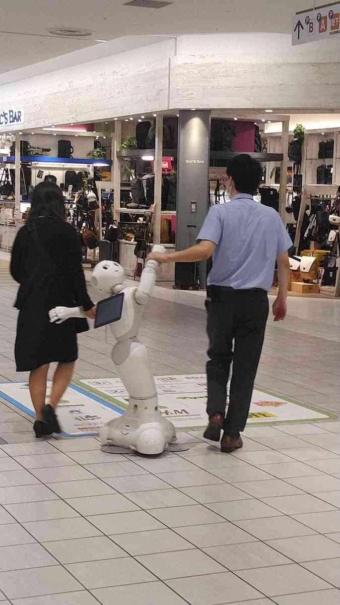 ソフトバンク、総勢100体の「ペッパー応援団」がギネス世界記録に認定