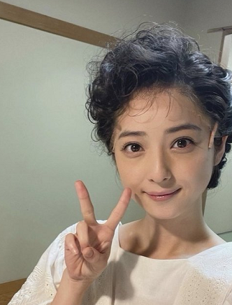 佐々木希　“サザエさんヘアー”で篠田麻里子と仲良し2ショット　ファン「美人姉妹みたい」