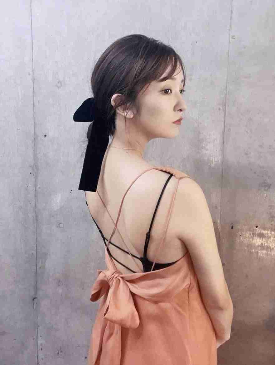 板野友美、ふっくらデコルテ披露に「すっぴん最強」「可愛いし、美人」の声