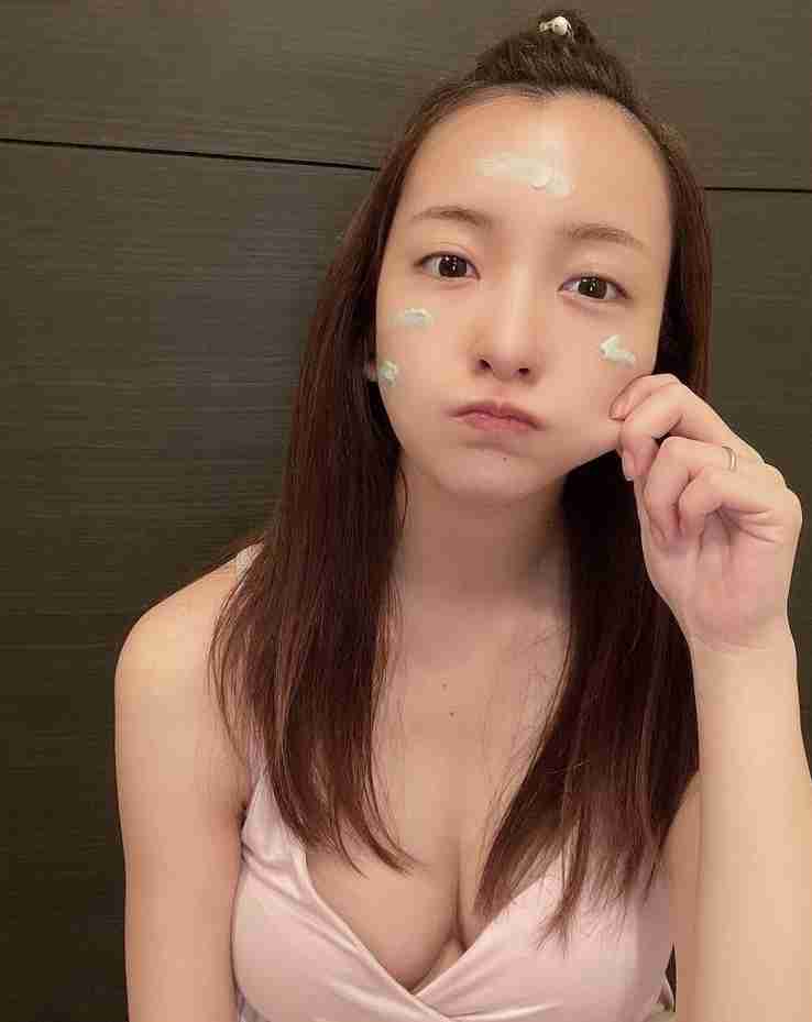 板野友美、ふっくらデコルテ披露に「すっぴん最強」「可愛いし、美人」の声