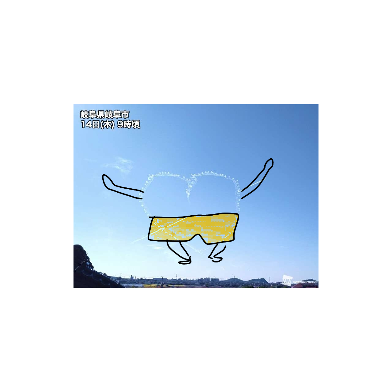 快晴の空にブルーインパルスが大きなハートを描く