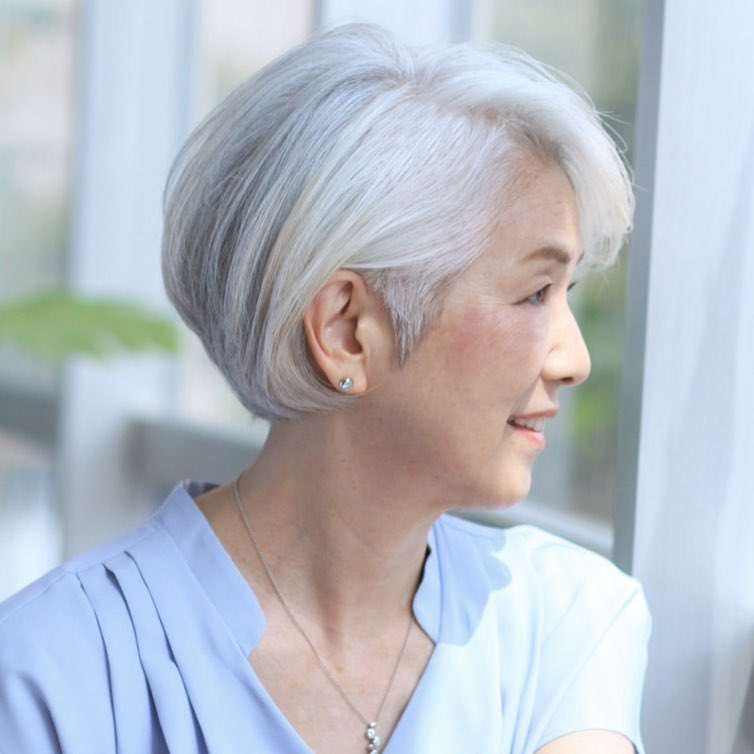 グレーヘアで注目の手塚理美さん　還暦までに黒→茶→白「ふふふ」