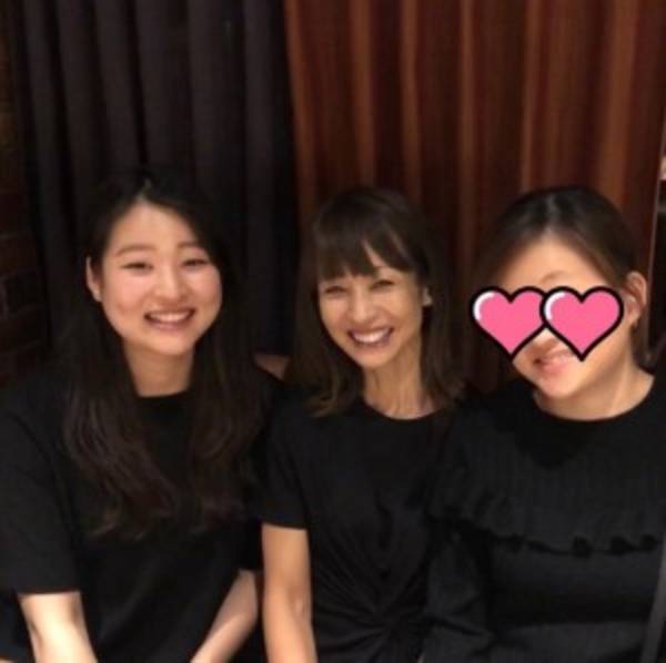 花田虎上氏の美人妻、おそろいコーデTDS家族４ショット公開「われわれはダッフィーフレンズです」