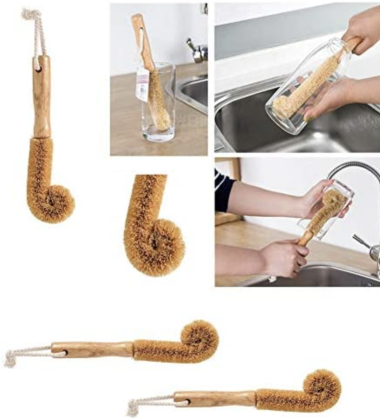 かゆい頭をヤギたちがゴシゴシ！ 壊れた“デッキブラシ”を再利用したら大ヒットしました