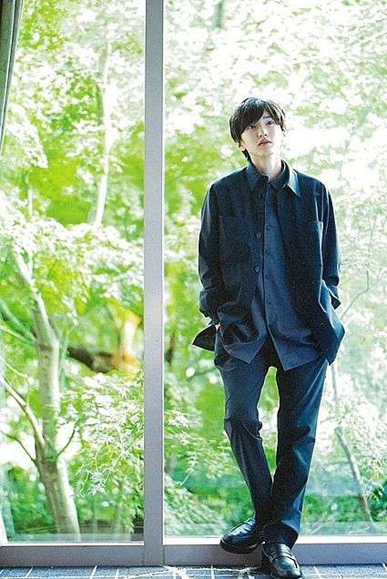 なにわ男子・道枝駿佑、爽やかな衣装で柔和な笑み 『週刊朝日』単独初表紙飾る