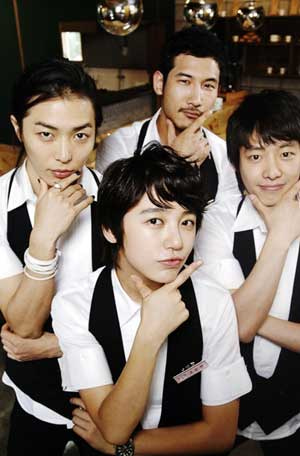 なにわ男子・道枝駿佑、爽やかな衣装で柔和な笑み 『週刊朝日』単独初表紙飾る