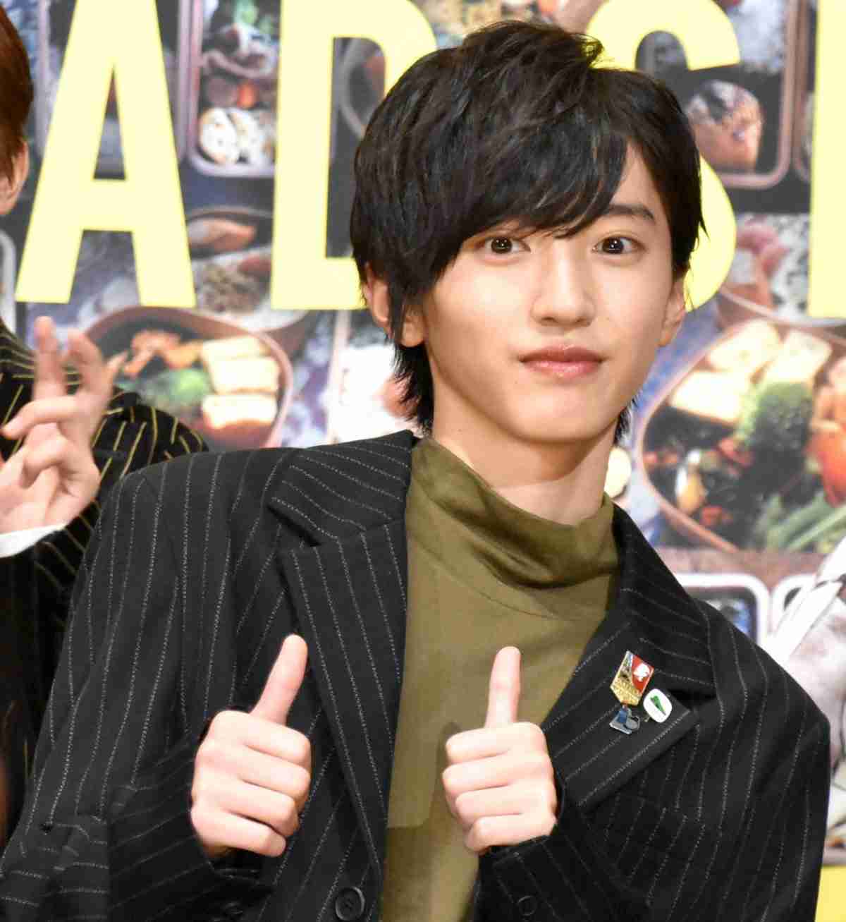 なにわ男子・道枝駿佑、爽やかな衣装で柔和な笑み 『週刊朝日』単独初表紙飾る