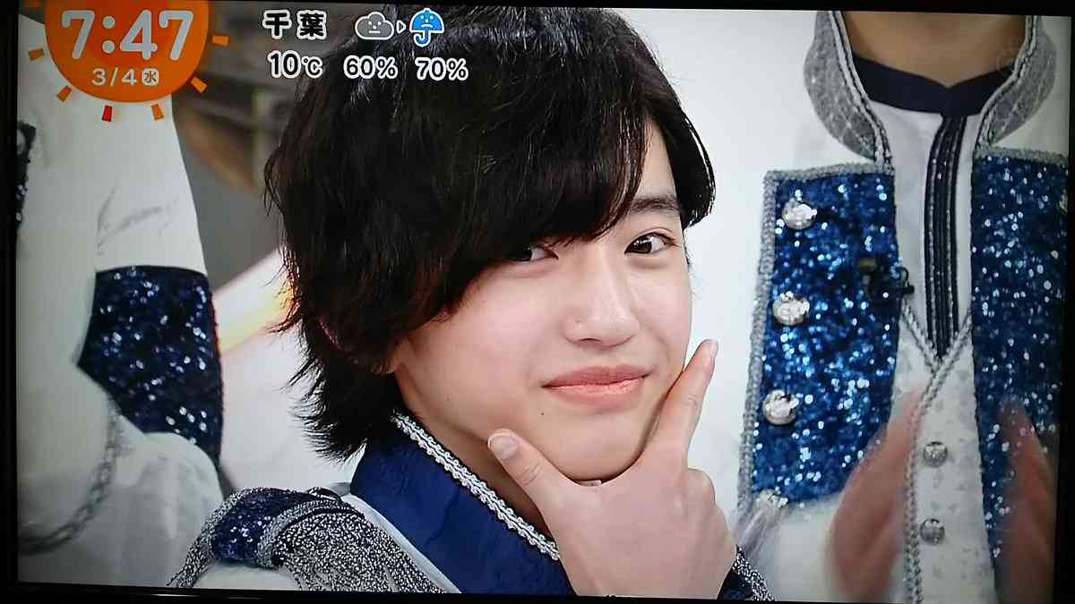 なにわ男子・道枝駿佑、爽やかな衣装で柔和な笑み 『週刊朝日』単独初表紙飾る