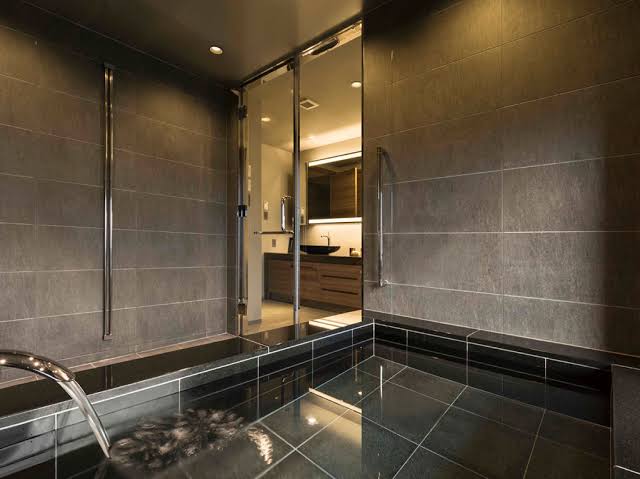 「お風呂の椅子」使ってますか? いる派・いらない派、500人の意識調査で判明した“掃除頻度”の実態