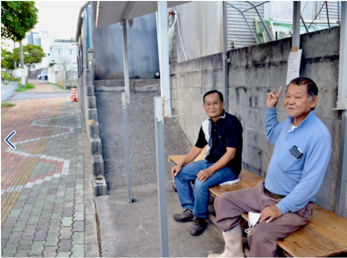 「これを作ってくれたおじさんへ」雨宿りのベンチに貼り紙　心優しい高校生に涙あふれそう