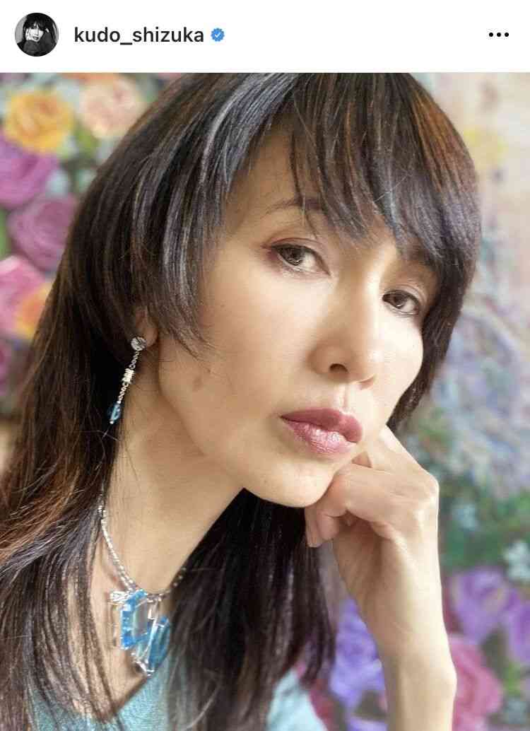 酒井法子、デコ出しオールバックへアの最新ショットに絶賛の嵐「きれい」「美人だから似合う」