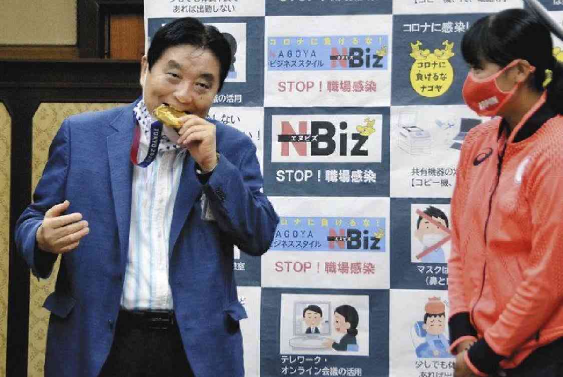 河村市長の金メダルかじり問題 給与3カ月分返上の条例案を市議会委員会は否決