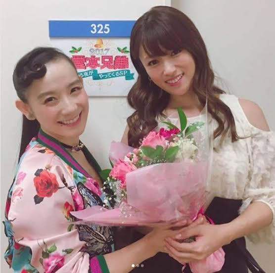 篠原ともえ、ウーマンアワード特別賞「嬉しくて」自作イラスト生地ドレス着用