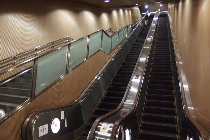 「エスカレーター歩かないで」 埼玉県が条例施行　まだ右側歩く人も