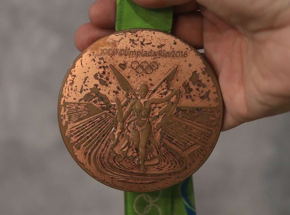 金メダルの表面剥がれる タイ五輪選手、交換訴え