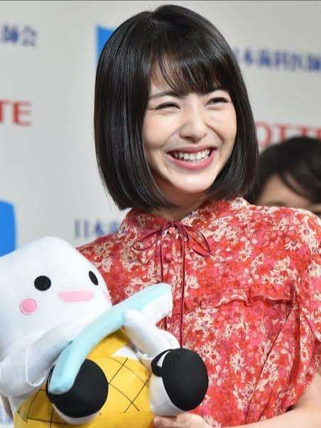 浜辺美波：初水着披露の写真集　発売前重版決定　「なかなか着ることができないものまで幅広く」