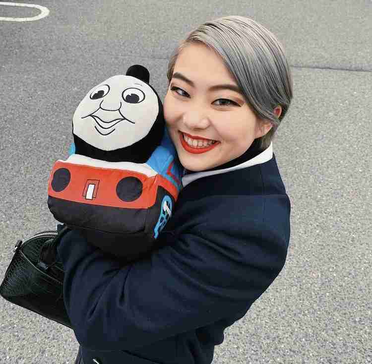 「コンプレックスの一重を活かしたかった」20歳女性の発信 前髪パッツン、眉毛全剃り…スタイルを貫く理由