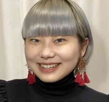 「コンプレックスの一重を活かしたかった」20歳女性の発信 前髪パッツン、眉毛全剃り…スタイルを貫く理由