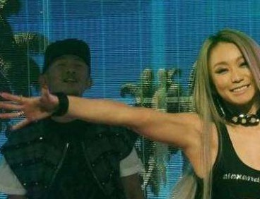 倖田來未、美腹筋が覗くステージSHOTに絶賛の声「すごい鍛えられてる」「そのスタイルキープ凄すぎ」