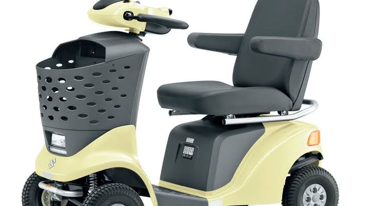 アクセル操作を3回間違えたか 逮捕された89歳の男 スーパーに車が突っ込み3人死傷