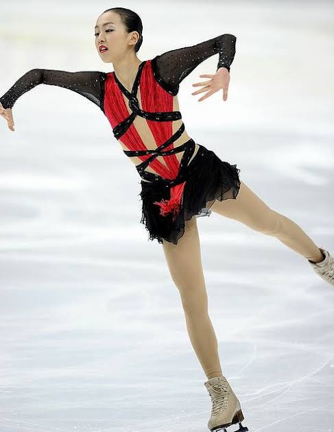 安藤美姫さん、クレオパトラ姿で二の腕＆太もも披露「妖艶ですね」「絶世の美女」