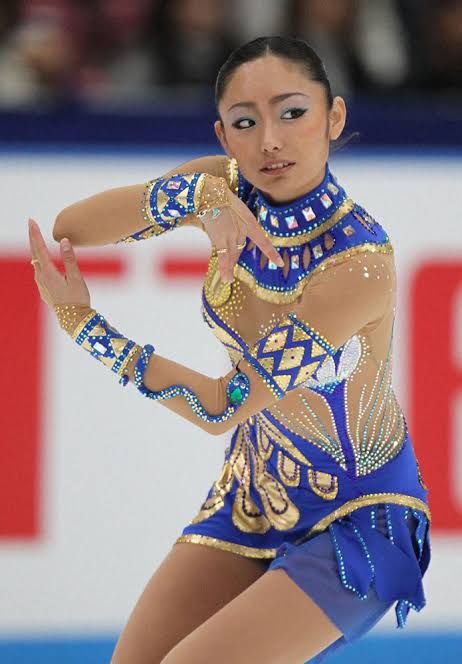 安藤美姫さん、クレオパトラ姿で二の腕＆太もも披露「妖艶ですね」「絶世の美女」