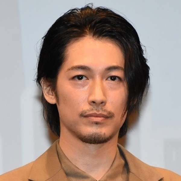 大人の色気！竹内涼真がヒゲスーツ姿で時計の回顧展に登場「渾身のいい声でナレーションした」