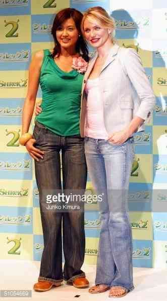 奇跡の50歳!藤原紀香 築地本願寺でスーツ姿のポージングに「海外かと」「絵画に見える」の声