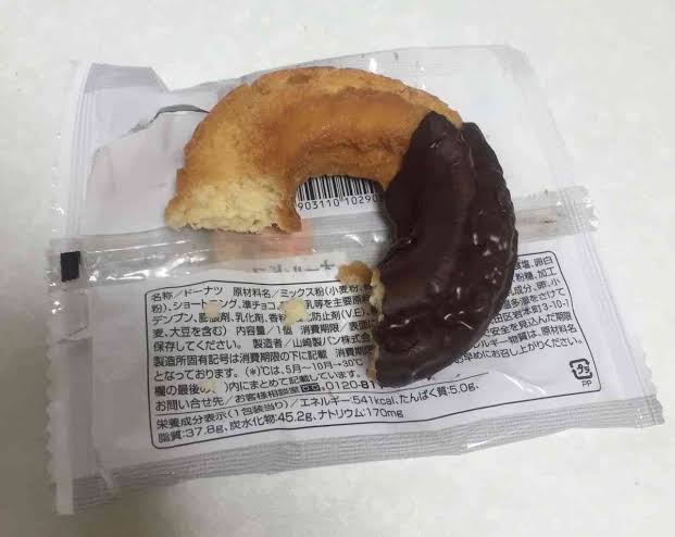 食べ物を地面に置く人、欠勤連絡をメールで済ませる若手社員…「あなたにとっての常識・非常識」