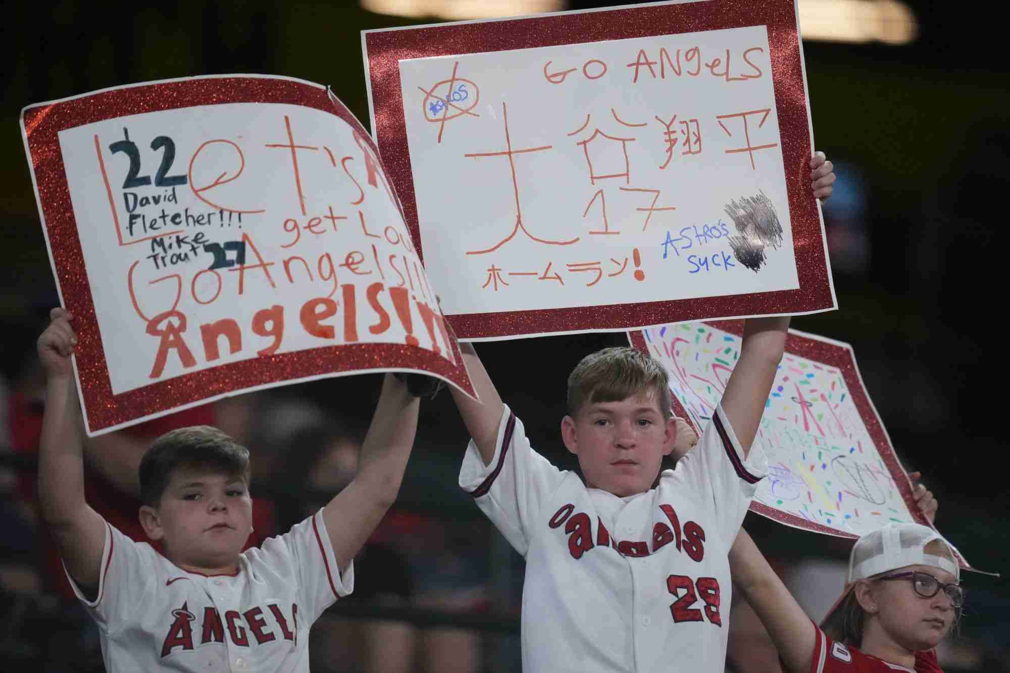大谷翔平の神イラストや“珍”応援ボードが面白すぎ 「アロハSHOHEI」「私の誕生日が本塁打を打った」