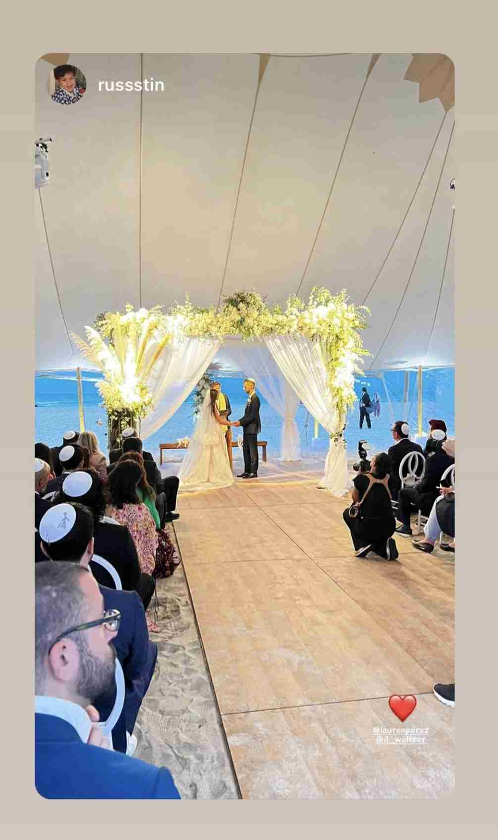 親友の結婚式に…ケンダル・ジェンナーの「ほぼ半裸なドレス」に賛否の声