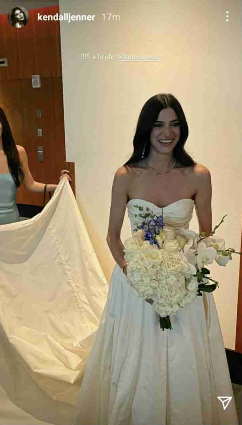 親友の結婚式に…ケンダル・ジェンナーの「ほぼ半裸なドレス」に賛否の声