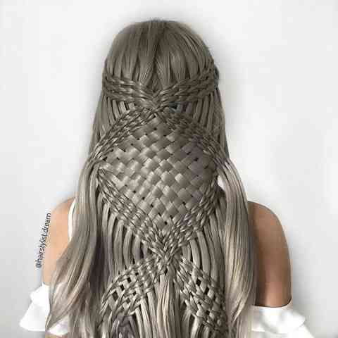 風が強い日の髪型