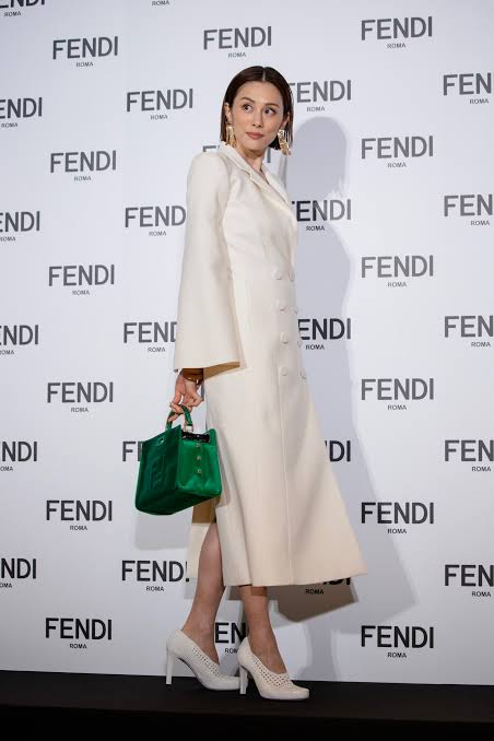 米倉涼子「今年イチオシ」FENDIのコート姿披露!「やばい、かっこよすぎる」「流石の着こなし」
