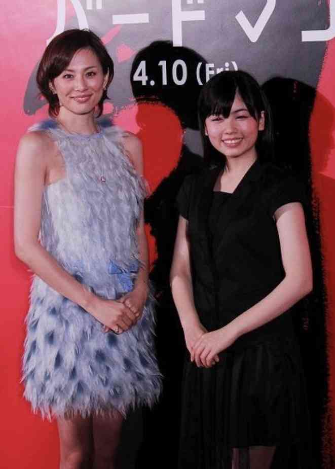 米倉涼子「今年イチオシ」FENDIのコート姿披露!「やばい、かっこよすぎる」「流石の着こなし」