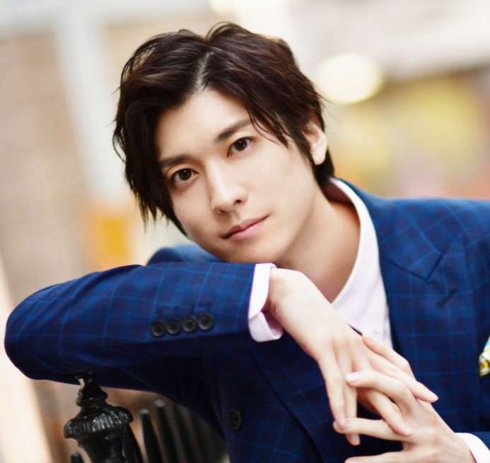 細くて華奢な男性アーティスト、俳優